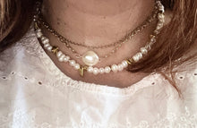 Cargar imagen en el visor de la galería, Collar " Esencia de Perla" Collar de perlas,con tonos color dorado.