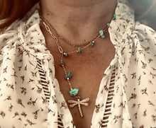 Cargar imagen en el visor de la galería, Collar Alas de Turquesa, Tonos color oro y turquesa, dije de libélula