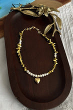 Cargar imagen en el visor de la galería, Collar "Corazon de Oro" Collar de perlas y oro,
