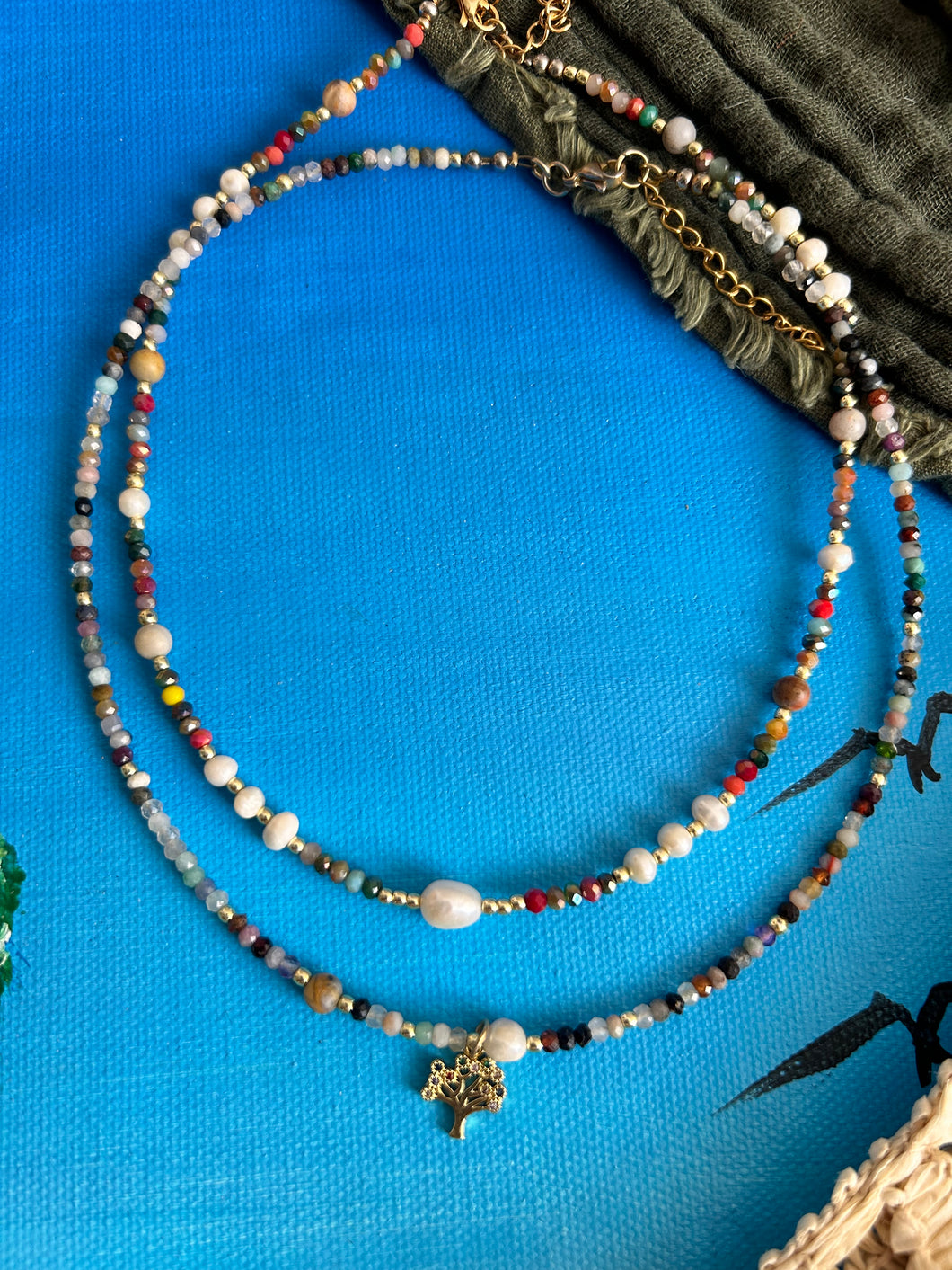 Collar Arbol Prisma: Choker en colores combinaciones de perlas, cristal y dije de arbol en circonia colores.