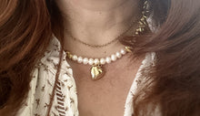 Cargar imagen en el visor de la galería, Collar "Corazon de Oro" Collar de perlas y oro,
