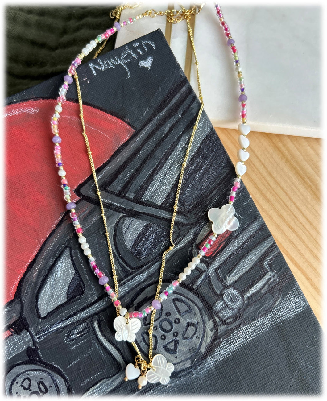Choker Alas de Amor: Choker colores suaves, detalles delicados.