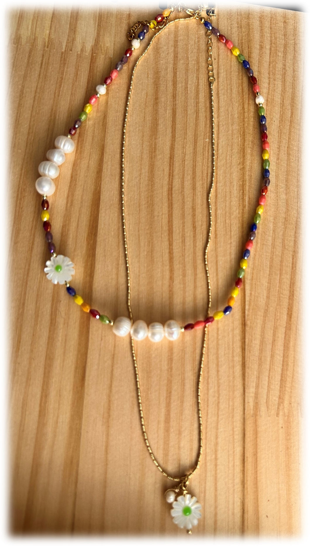 Choker Margarita Arcoíris, choker multicolor y cadena dorada.