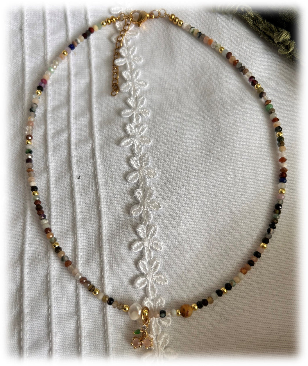 Choker Aura Tenue: colores tierra colgante flor y perla
