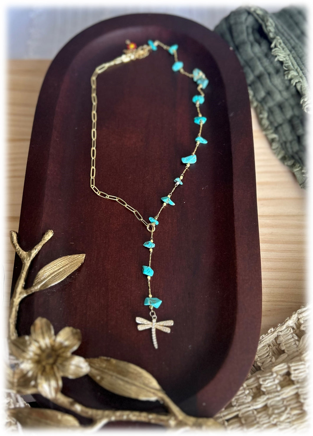 Collar Alas de Turquesa, Tonos color oro y turquesa, dije de libélula