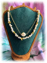 Cargar imagen en el visor de la galería, Collar &quot; Esencia de Perla&quot; Collar de perlas,con tonos color dorado.
