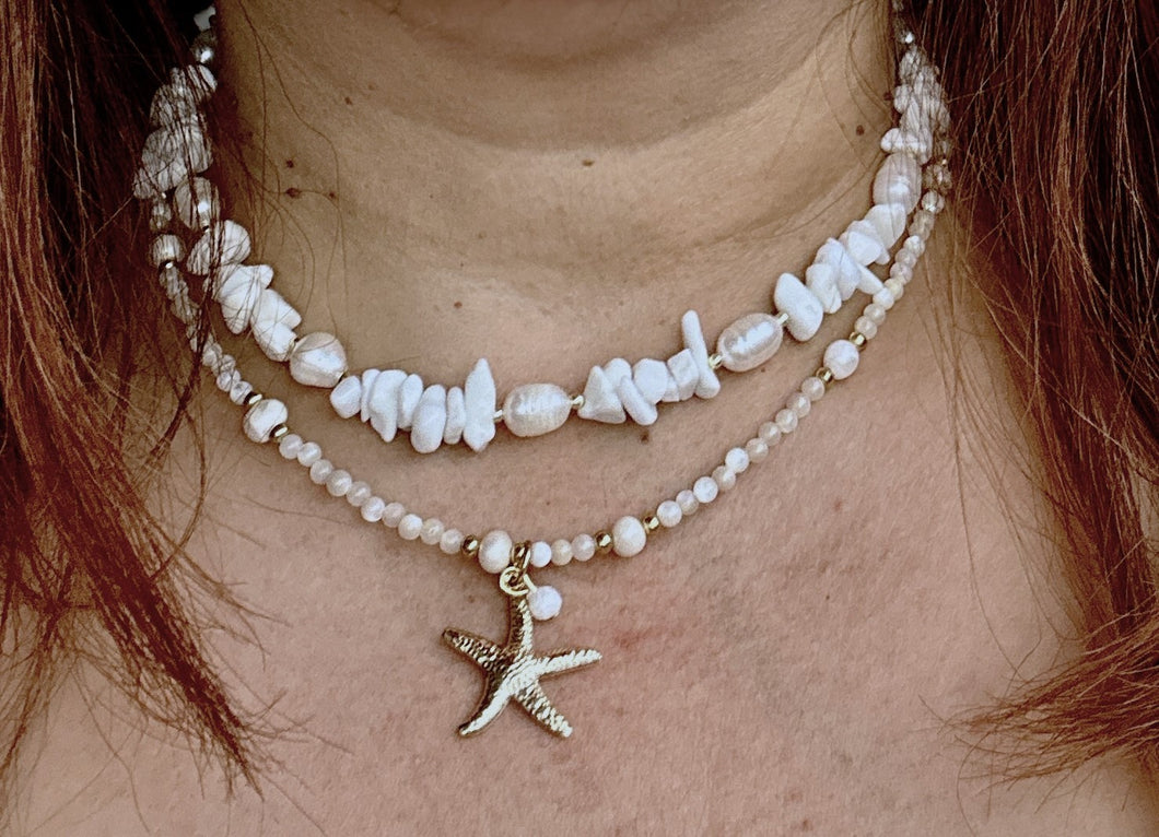 Estrella de Sol: Choker blanco con perlas y choker blanco colgante estrella de mar.